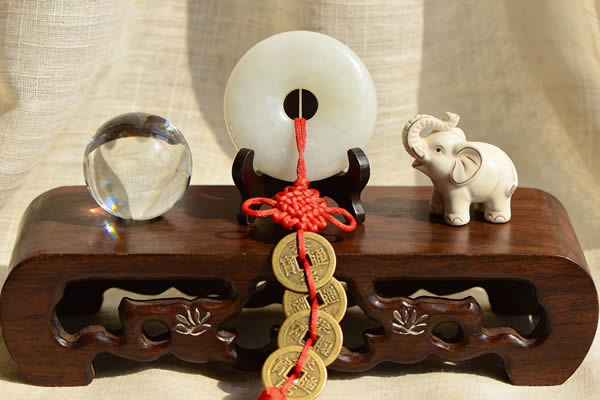Today's Feng Shui: Auspicious Ornaments for a Wonderful Day